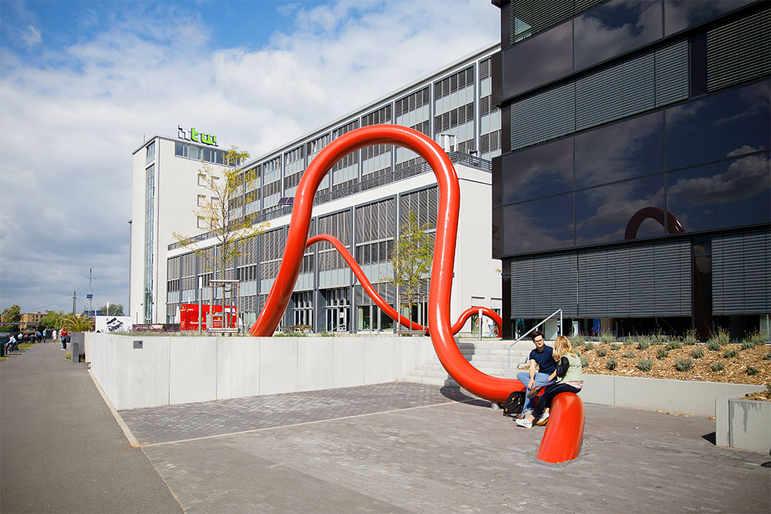 Kunst am Bau, im Hintergrund die Gebäude G und H auf dem Campus der Hochschule für Technik und Wirtschaft in Oberschöneweide.
