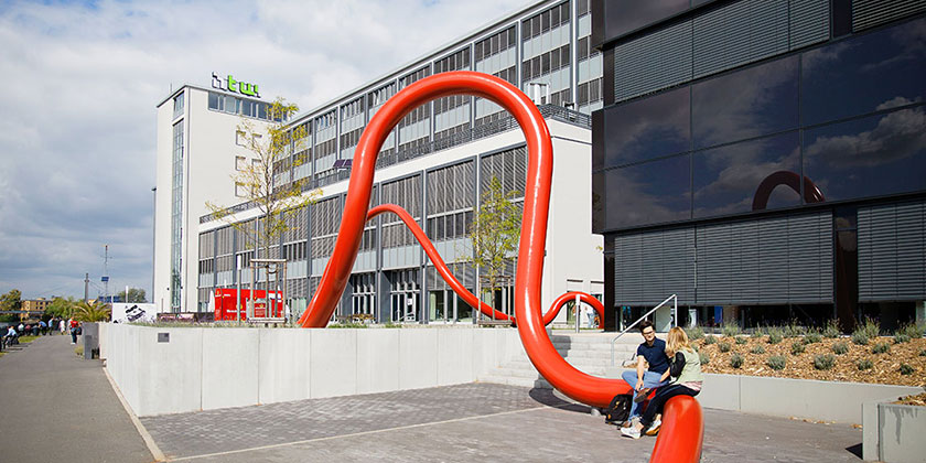 Kunst am Bau, im Hintergrund die Gebäude G und H auf dem Campus der Hochschule für Technik und Wirtschaft in Oberschöneweide.