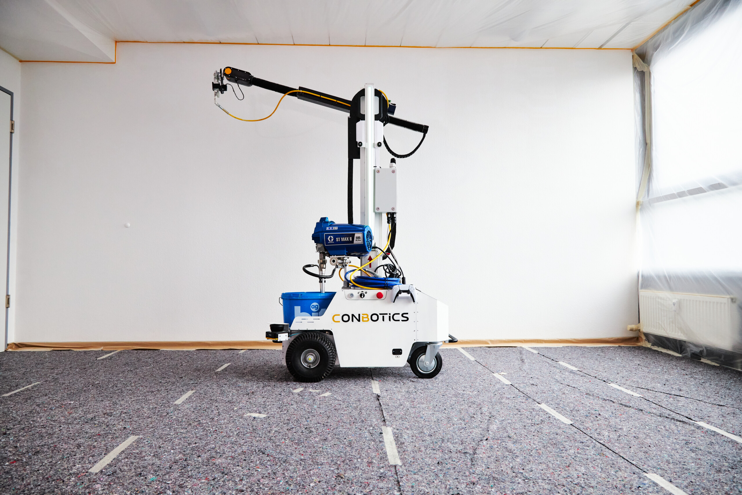 With the help of AI, the robot navigates autonomously through the room, recognizes windows and doors, and requires only minimal technical input from the tradespeople.