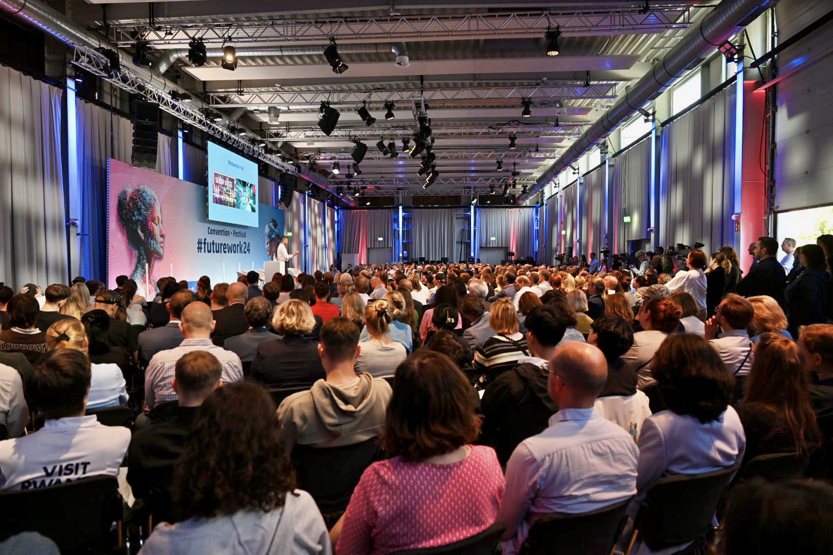 Am 20. Juni 2024 fand das Festival rund um die Zukunft der Arbeit auf dem EUREF-Campus in Berlin bereits zum sechsten Mal statt. Beleuchtet wurden die neuesten Trends in der Digitalisierung, Künstlichen Intelligenz (KI) und Automatisierung, sowie ihre Auswirkungen auf die moderne Arbeitswelt.