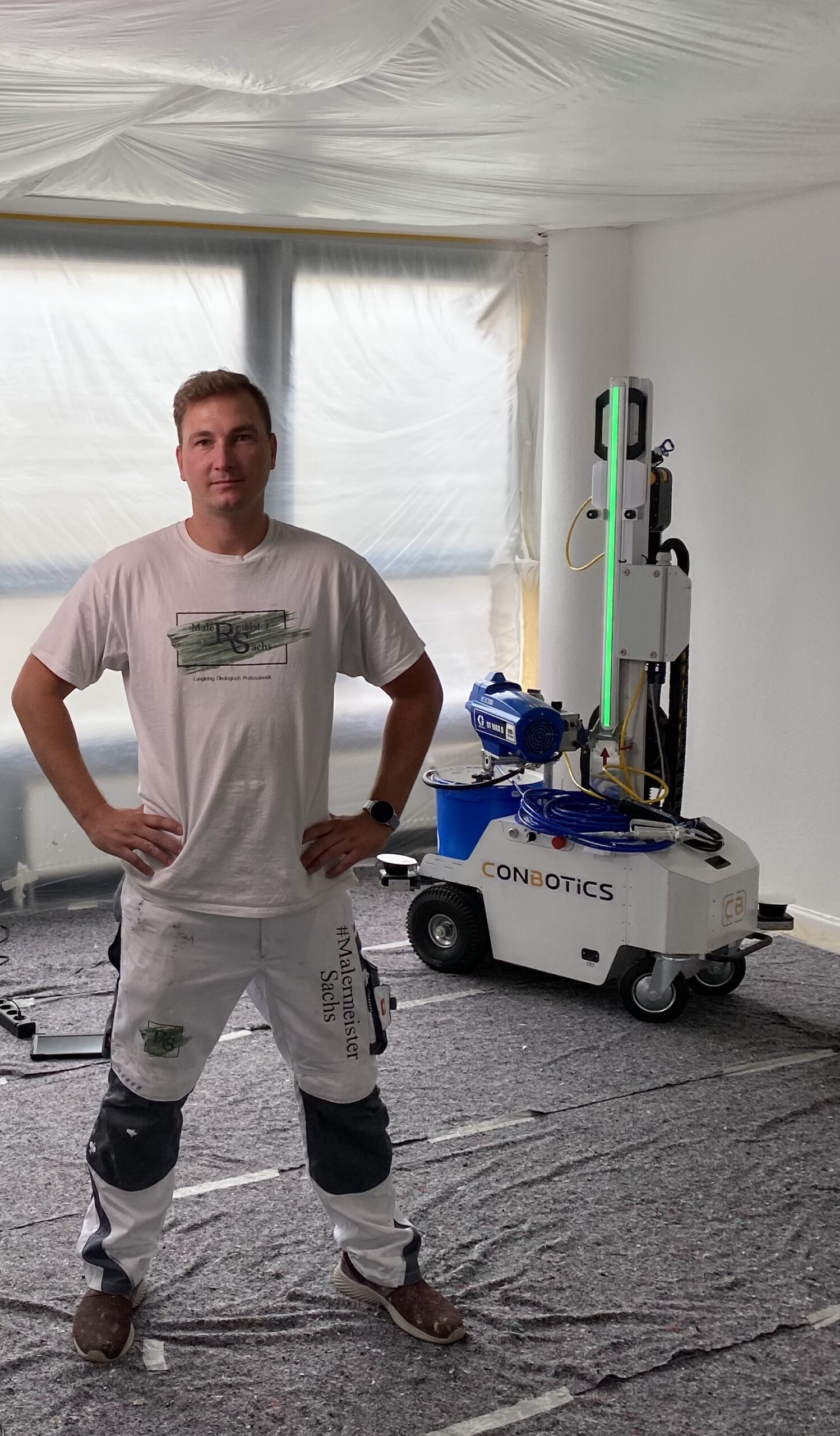 ConBotics hat nach vier Jahren intensiver Entwicklungsarbeit und enger Zusammenarbeit mit dem Berliner Malermeister Robert Sachs ein robotisiertes Werkzeug geschaffen, das Handwerksbetriebe in ihrer täglichen Arbeit unterstützt.