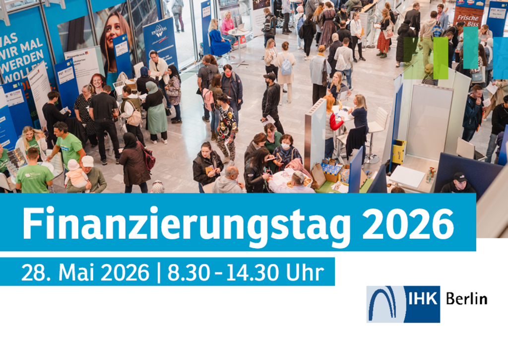 Menschenmenge auf einer Messe mit Informationsständen und Bannern im Hintergrund, darunter Text 'Finanzierungstag 2026 28. Mai 2026 | 8.30 - 14.30 Uhr' und Logo der IHK Berlin
