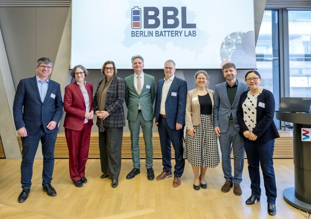V.l.n.r.: Prof. Bernd Rech, Prof. Julia von Blumenthal, Dr. Ina Czyborra, Prof. Philipp Adelhelm, Prof. Ulrich Panne, Saskia Vormfelde, Dr. Tim Fellinger, Prof. Yan Lu. Foto: BAM
