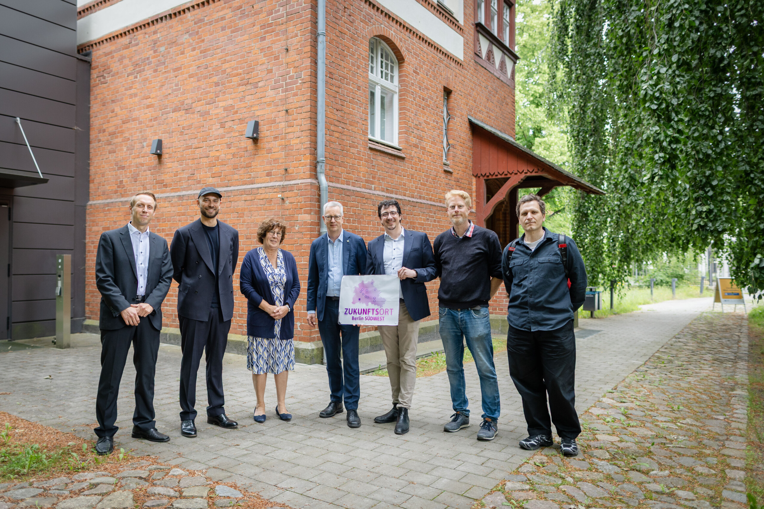 Von rechts nach links: Dr. Julian Kahl (WISTA Management GmbH), Dr. Christian Rauch (Berlin Science Week), Maren Schellenberg (Bezirksbürgermeisterin Steglitz-Zehlendorf), Prof. Dr. Günter Ziegler (Präsident der Freuen Universität Berlin), Juri Effenberg (Regionalinkubator Berlin Südwest), Steffen Terberl (Zukunftsorte Berlin), Kristof Laser (Senatsverwaltung für Wirtschaft, Energie und Betriebe) © Christian Schneider / Regionalinkubator Berlin Südwest