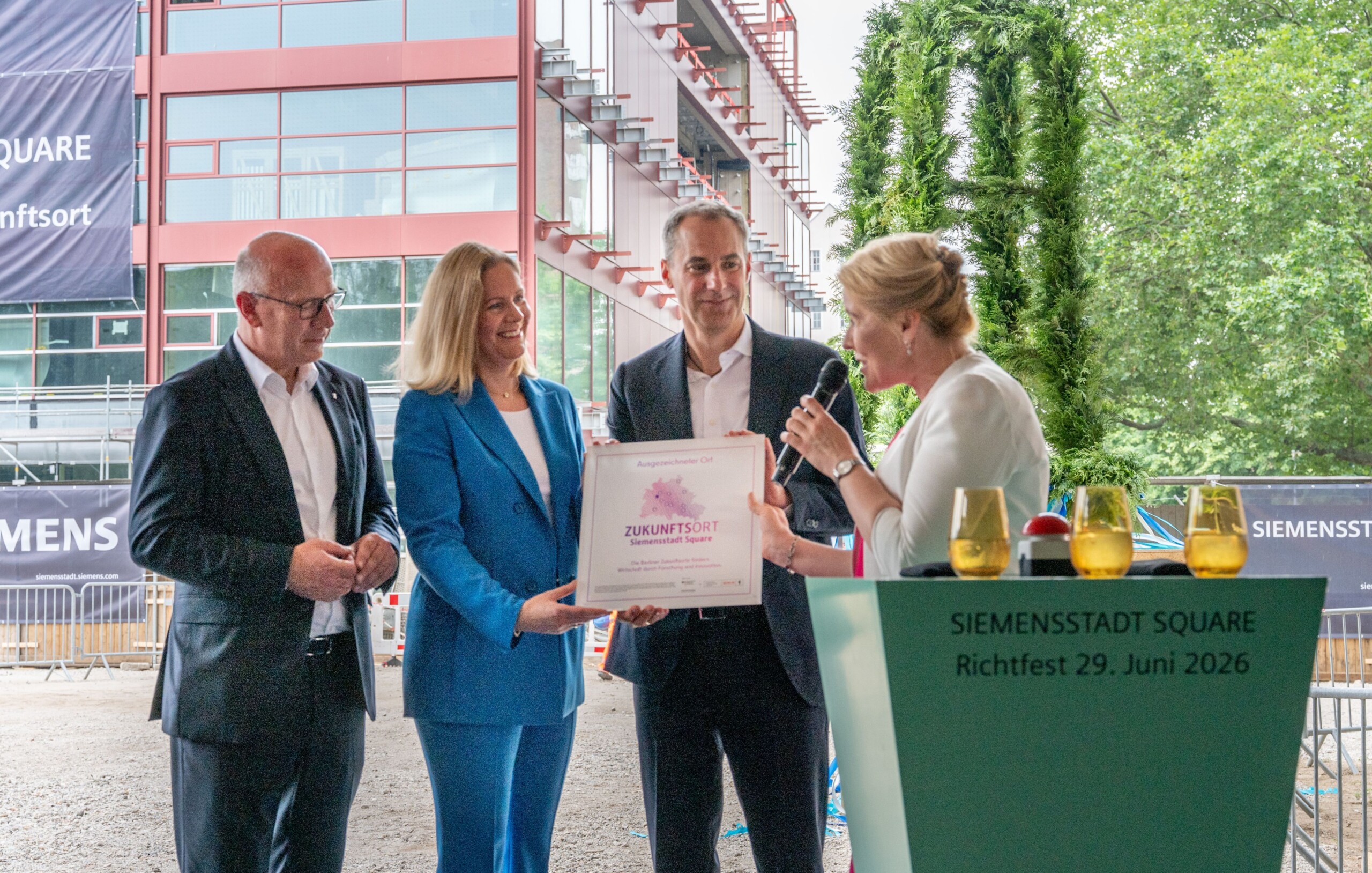 Richtfest 29.06.2026 v.l.n.r.: Kai Wegner, Regierender Bürgermeister Berlins, Veronika Bienert, Vorstandsmitglied Siemens AG und CFO; Cedrik Neike, Vorstandsmitglied Siemens AG; Franziska Giffey, Wirtschaftssenatorin. Foto: Siemens AG