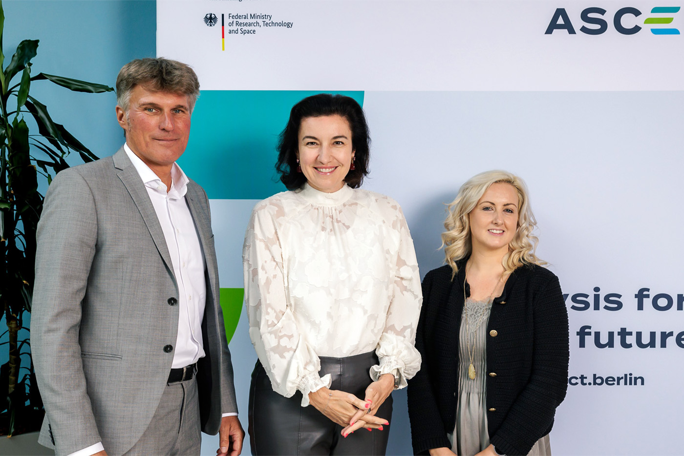 Forschungsministerin Dorothea Bär mit den ASCEND-Projektleitern: links Karsten Reuter (FHI), rechts Michelle Browne (HZB). Foto: ASCEND/ Kevin Fuchs