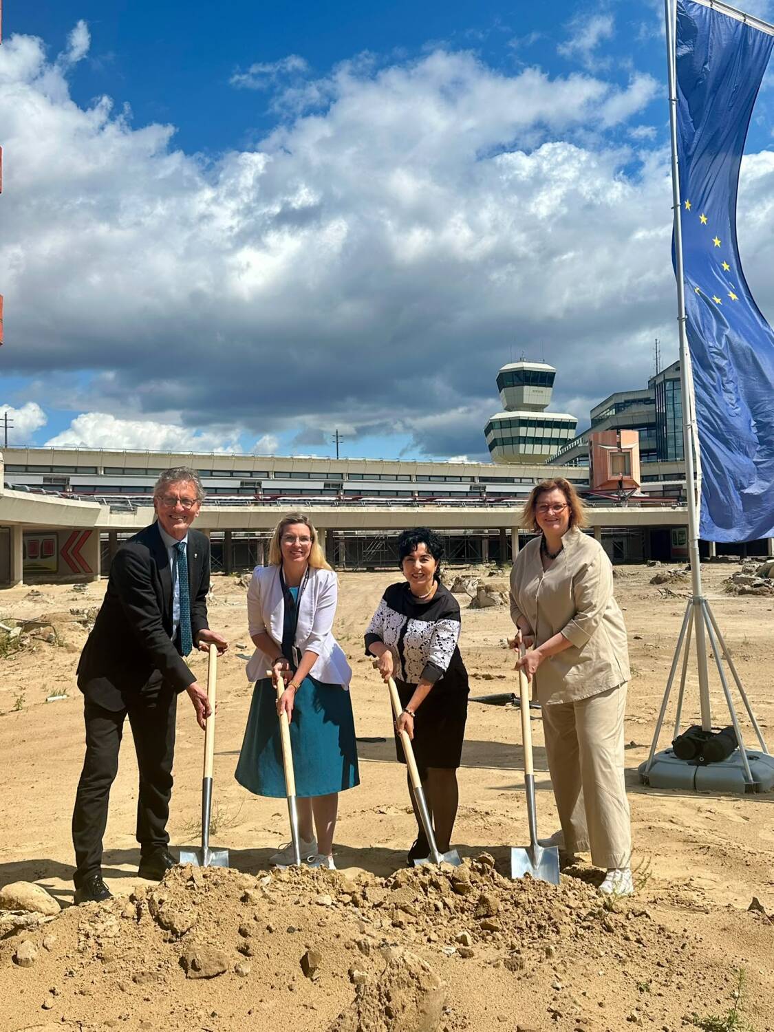 Gemeinsames Gruppenfoto zum Spatenstich v.l.n.r.: Christian Gaebler, Senator für Stadtentwicklung, Bauen und Wohnen, Dr. Julia Neuhaus, Präsidentin der Berliner Hochschule für Technik, Bezirksbürgermeisterin Emine Demirbüken-Wegner sowie Dr. Ina Czyborra, Senatorin für Wissenschaft, Gesundheit und Pflege (Bild: BA Reinickendorf)