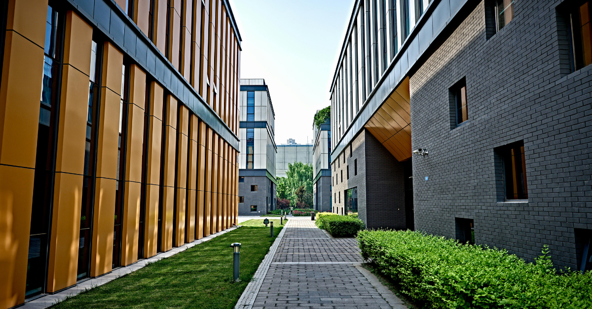 modern Bürogebäude mit Grünfläche