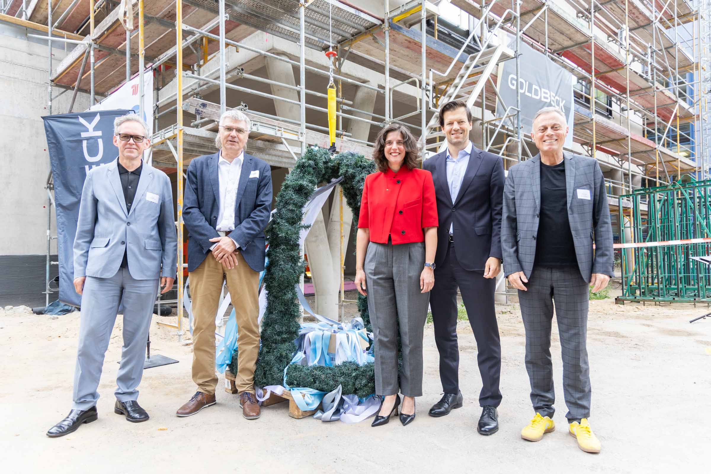 Prof. Xaver Egger, Holger Schöfisch, TU-Präsidentin Fatma Deniz, Dr. Henry Marx und Prof. Dr. Sören Salomo beim Richtfest der Chemical Invention Factory.