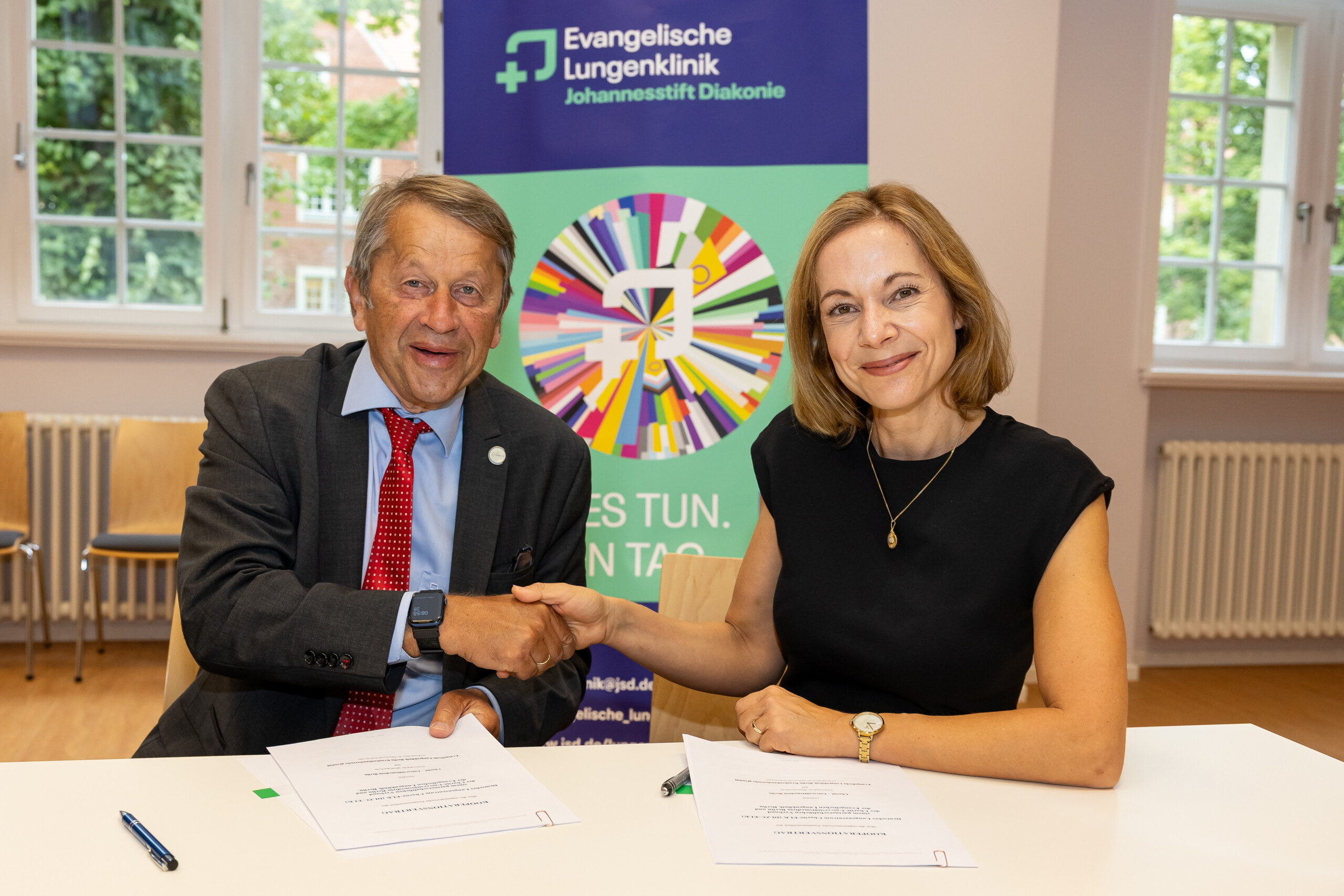 Unterzeichnung Kooperationsvertrag: Prof. Kroemer und Cathleen Biesen. © Johannesstift Diakonie
